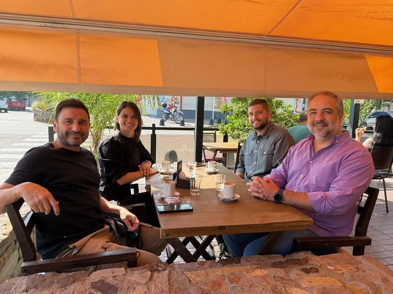 El intendente Matías Stevanato junto a sus candidatos a concejales. 
