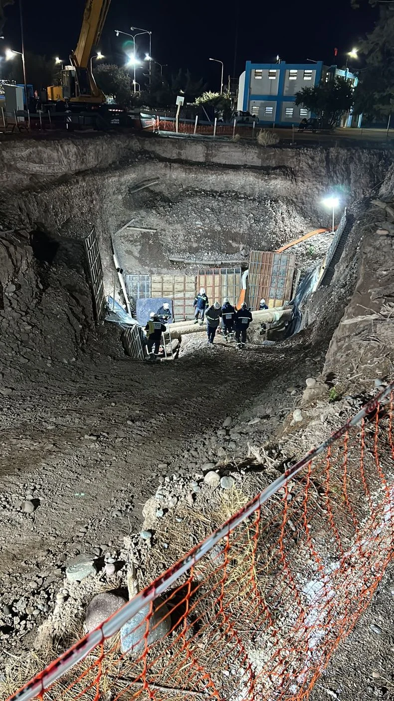 Personal de Aysam lleva adelante el operativo para instalar el caudalímetro. 
