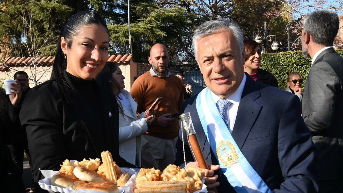 Cornejo repartió pastelitos y chocolate y un malambo le puso calor a la celebración de la Revolución de Mayo