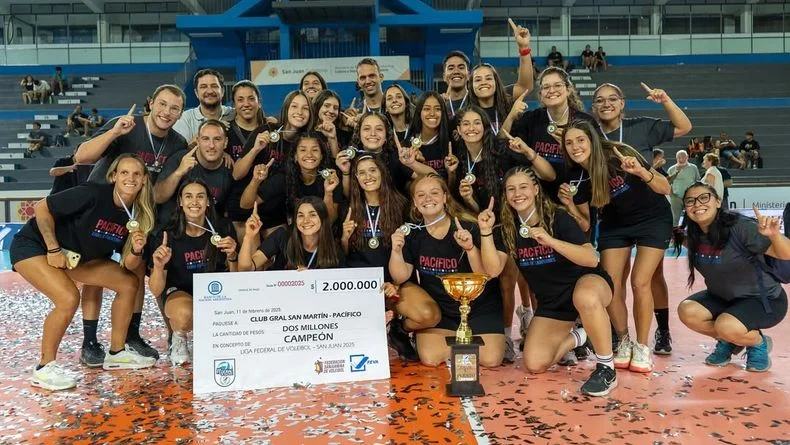 Las campeonas posan con el trofeo y el jugoso cheque.