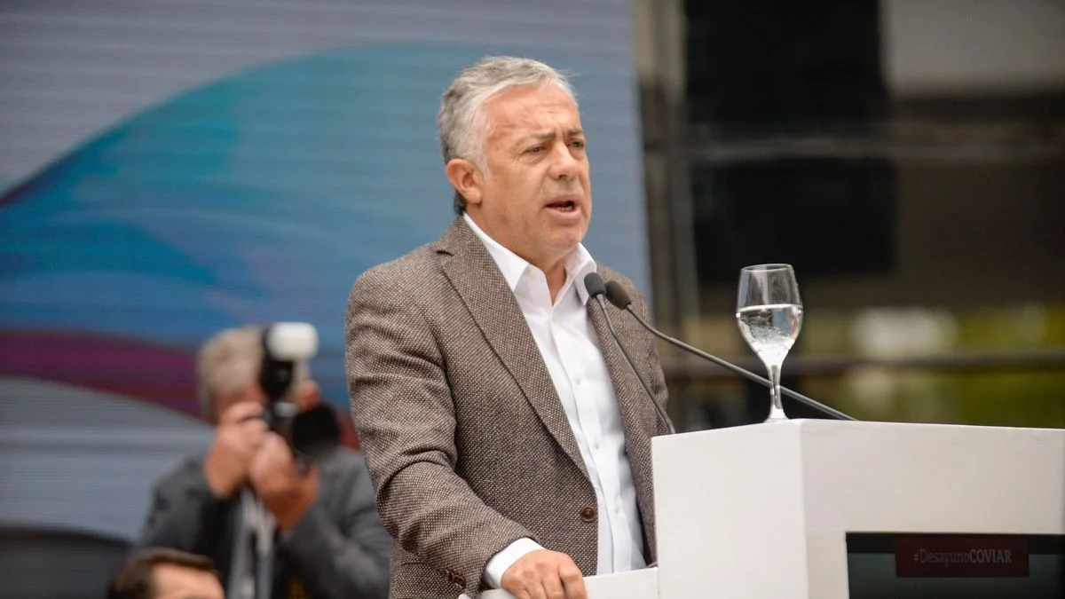 Alfredo Cornejo, entre empalagosos halagos a Javier Milei y un solo reclamo concreto