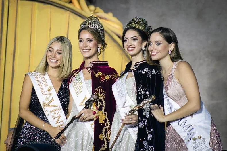 Alejandrina Funes Napoletano, de Las Heras, se consagró como Reina Nacional de la Vendimia 2025, y Sofía Perfumo de General Alvear, Virreina.