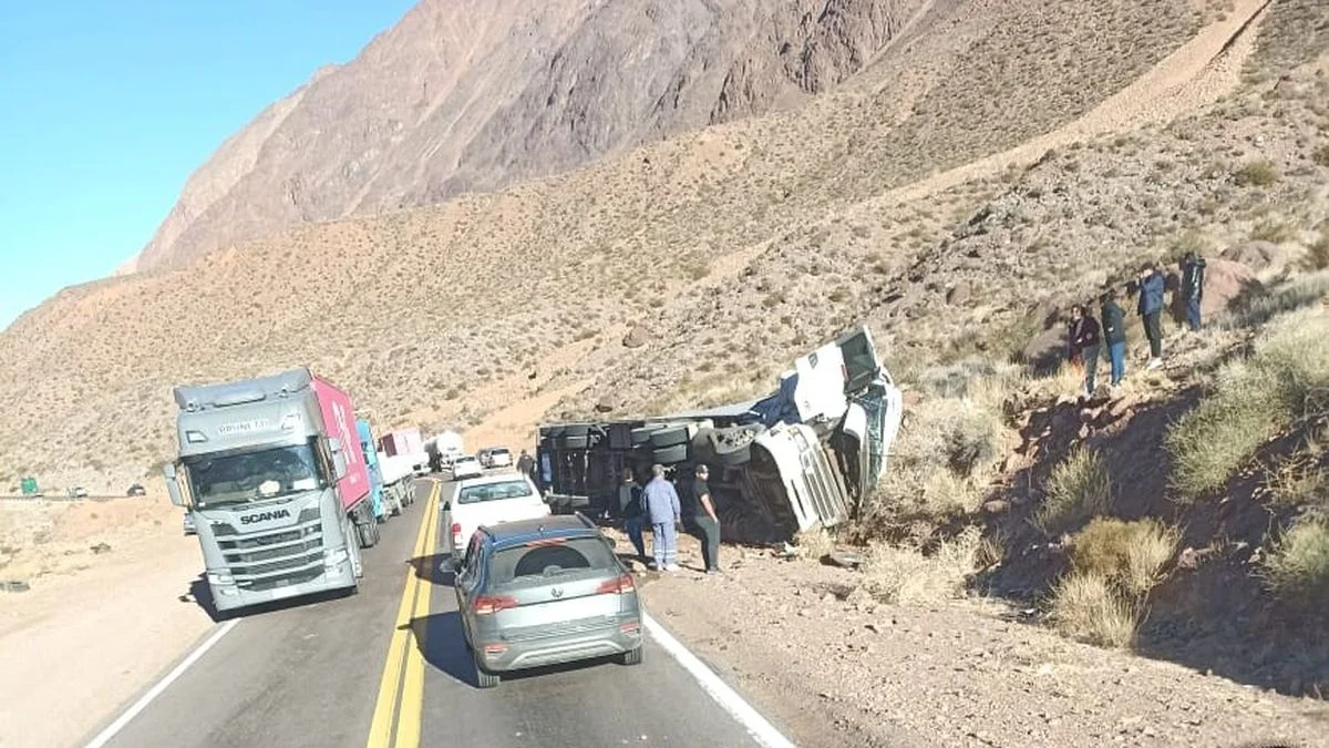Volcó un camión en el paso internacional Cristo Redentor y piden precaución al circular