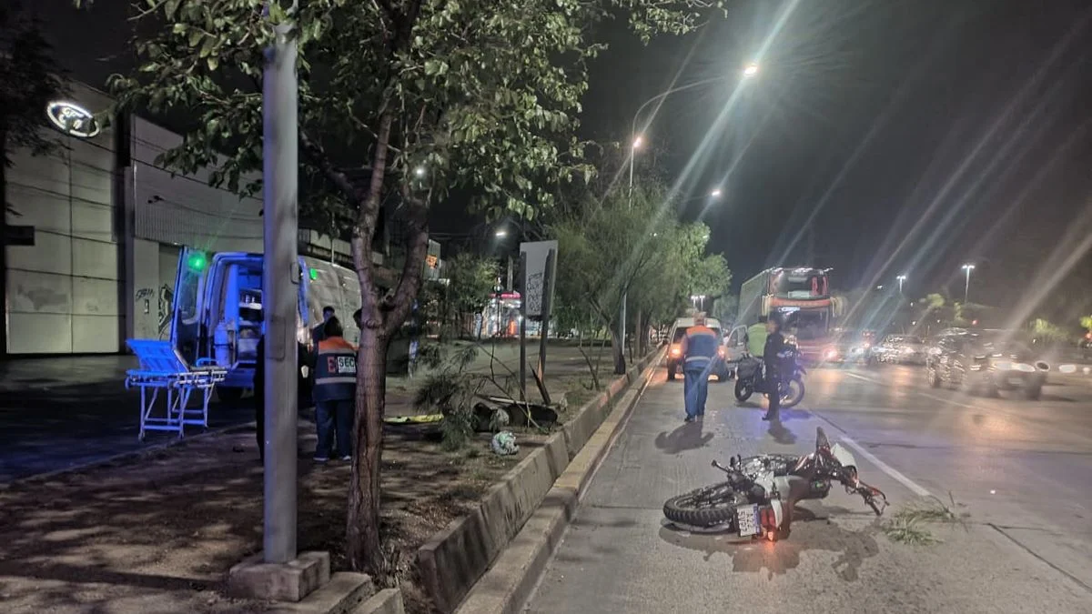 Un muerto tras un accidente entre una moto y una camioneta en la Costanera