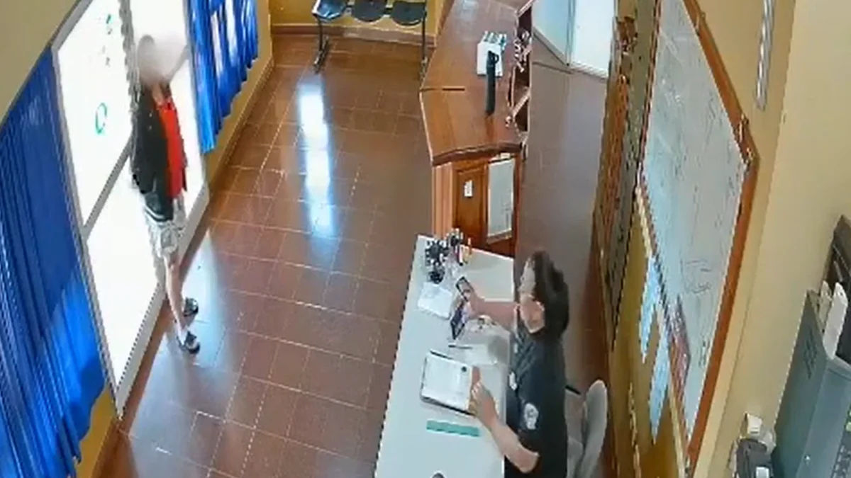 VIDEO: Se prendió fuego dentro de una comisaría y ahora se encuentra internada con asistencia respiratoria