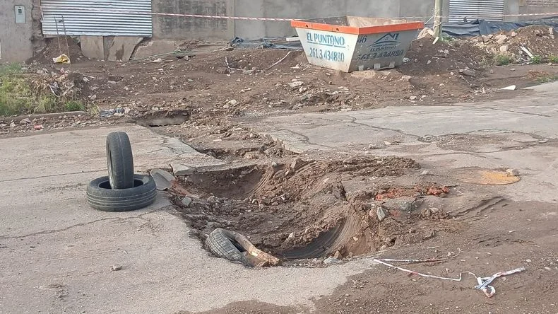 El socavón donde había caído el colectivo 
