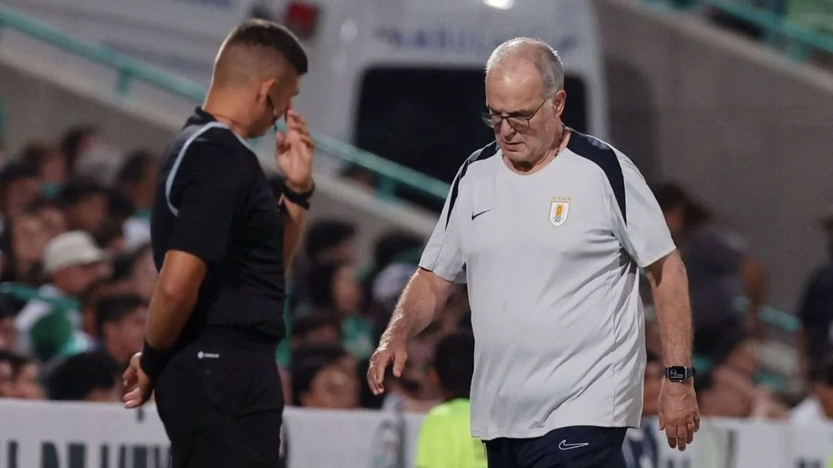 Crisis total en Uruguay: la goleada que expuso el quiebre de Marcelo Bielsa con los referentes de la Celeste