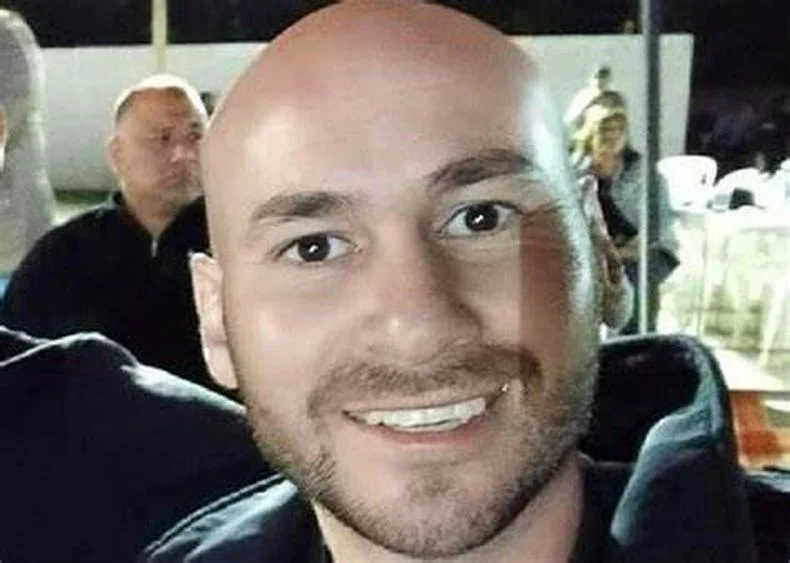 El hijo del hombre juzgado por su homicidio.  