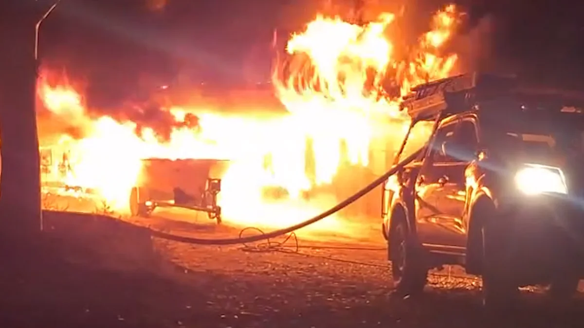 Video: voraz incendio en un camping de El Carrizal, donde se quemaron varias cabañas