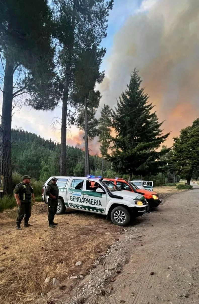 Escuadrones de Gendarmería Nacional participaron en la evacuación de personas 