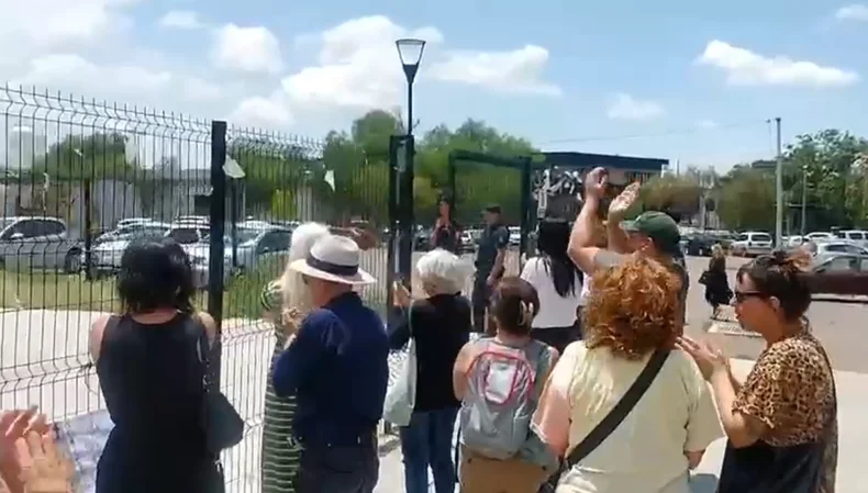 Familiares y amigos esperan por Gonzalo Videla, que será liberado por decisión de la justicia. 