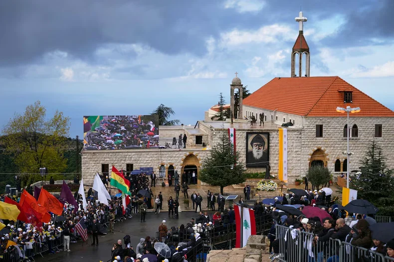 Miles de fieles reciben a Le&oacute;n XIV en su trayecto desde Beirut hasta Annaya, destacando la devoci&oacute;n y esperanza de la comunidad cristiana libanesa.