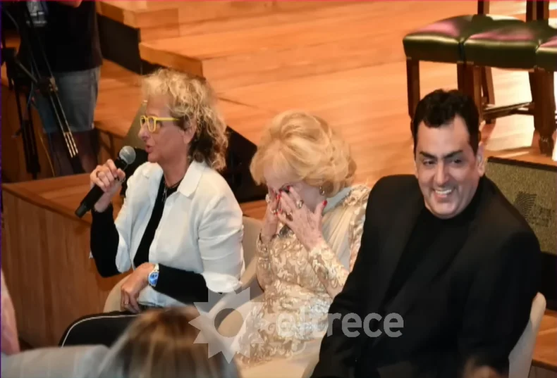 Conmovida, Mirtha Legrand recibi&oacute; su placa.