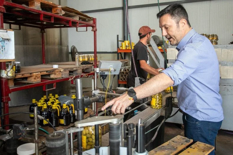 Luis Petri estuvo haciendo campaña en San Martín y Santa Rosa pero cerró el día en el Ángel Bustelo