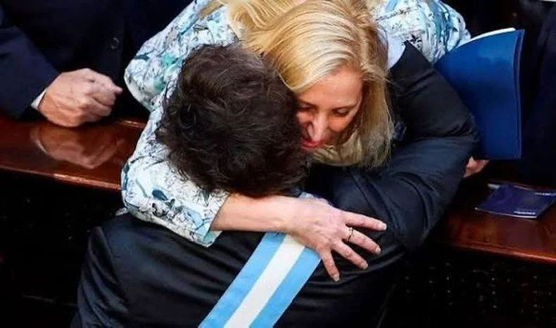 Una campa&ntilde;a en redes busca salvar la imagen de Karina en medio del esc&aacute;ndalo por las coimas en la ANDIS que ensucia a su hermano Javier Milei.&nbsp;
