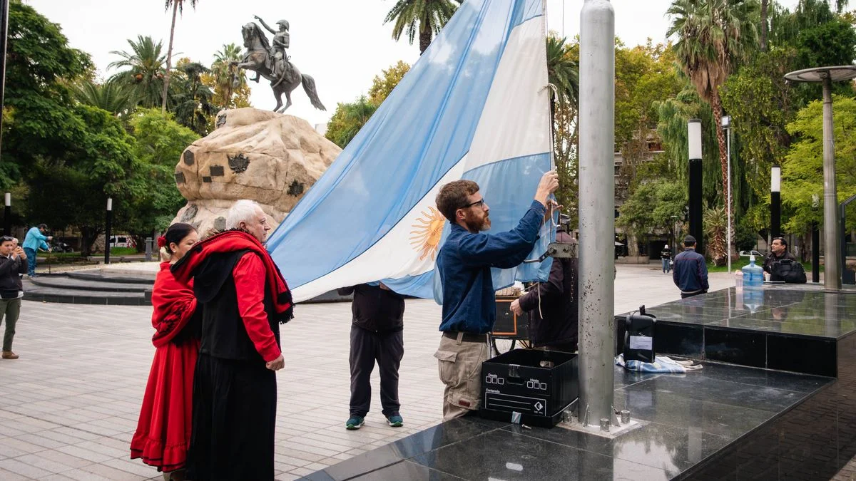 Custodios de la Bandera: desde hace tres años se organizan para izar la insignia patria en la Plaza San Martín
