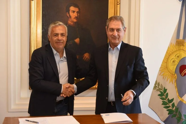 El gobernador Alfredo Cornejo y el intendente de San Rafael, Omar Félix enfrentados por la autonomía municipal. 