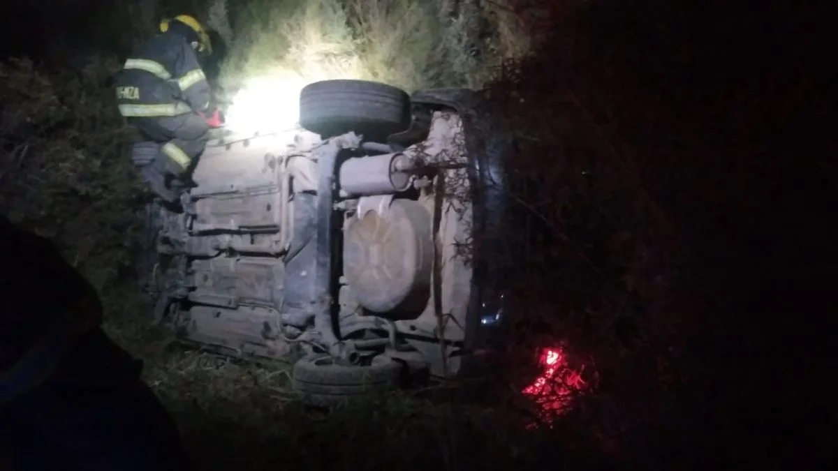 Una conductora ebria volcó y cayó a un zanjón en Maipú