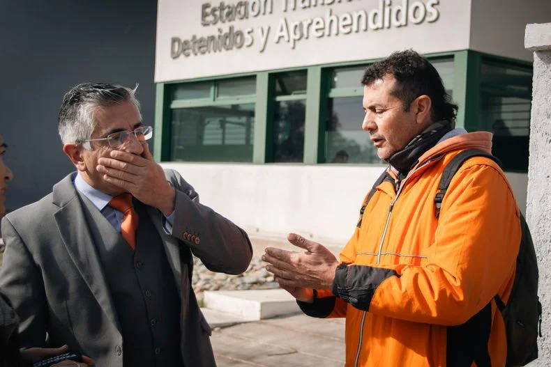 Marcelo Romano y Adri&aacute;n, el padre de Facundo Gollano, en la puerta del complejo Estrada, en el Polo Judicial.&nbsp;