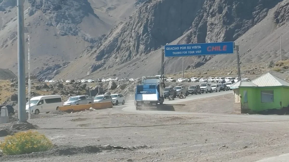 Paso Cristo Redentor: intenso tránsito en alta montaña y largas filas para cruzar a Chile