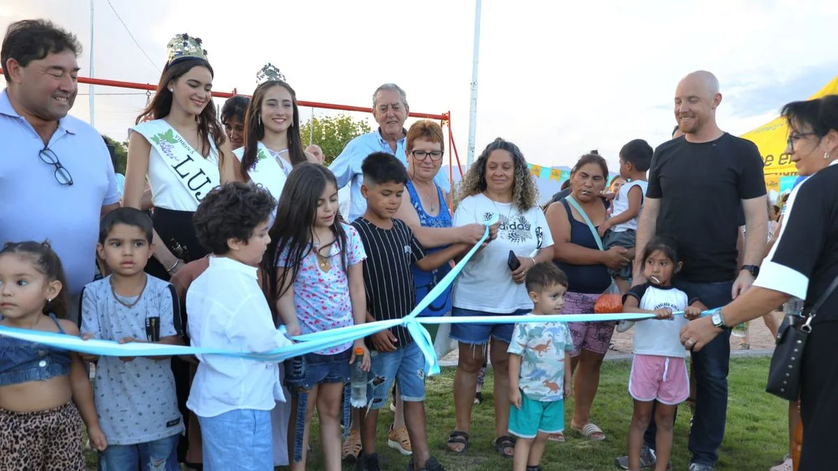 Esteban Allasino inauguró dos plazas antes de las elecciones
