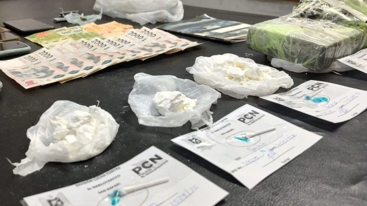 La Policía secuestró casi un kilo de cocaína que una pareja guardaba en su casa de San Rafael