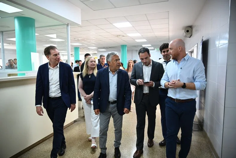 Alfredo Cornejo y el intendente de Luj&aacute;n, que va a elecciones para concejales en febrero, durante la recorrida por los consultorios externos.&nbsp;