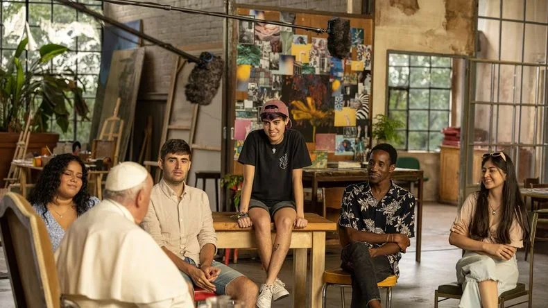 10 jóvenes y el Papa Francisco en una charla profunda