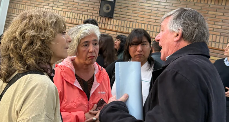 Las referentes gremiales Claudia Iturbe, Raquel Blas y Uma Flores rodearon a los enviados de Cornejo para defender el proyecto reformista.&nbsp;