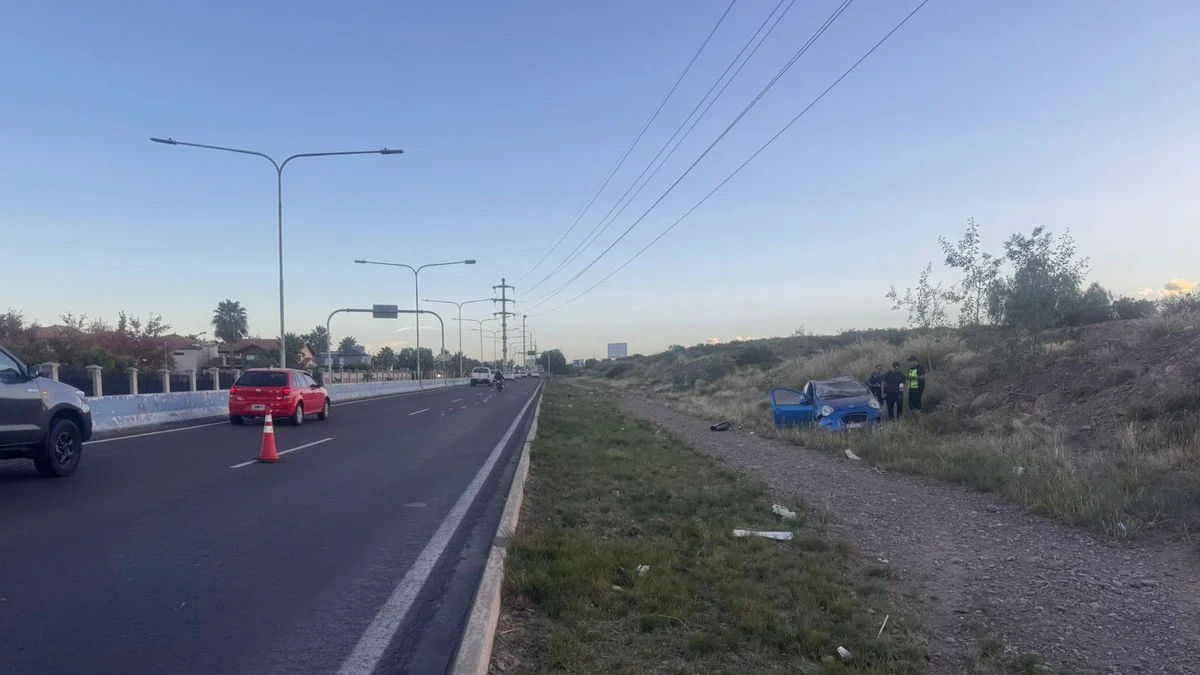 Impactante vuelco en el Corredor del Oeste: un joven resultó herido en Godoy Cruz