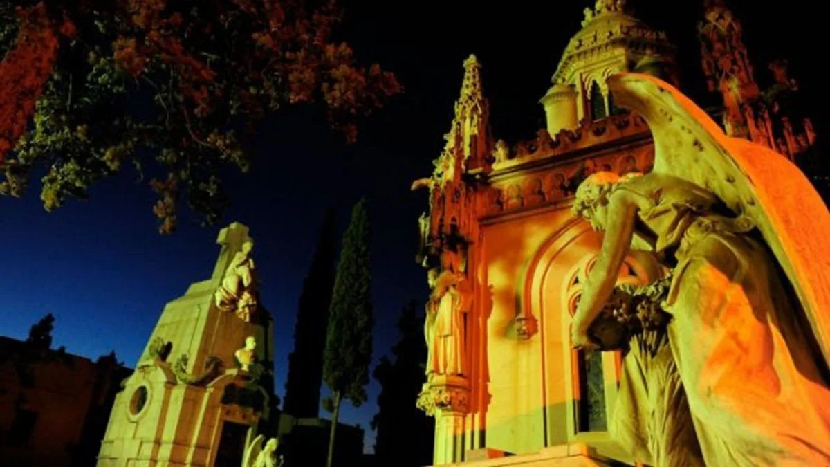 El Cementerio de la Capital abre de noche con una visita guiada por la historia mendocina