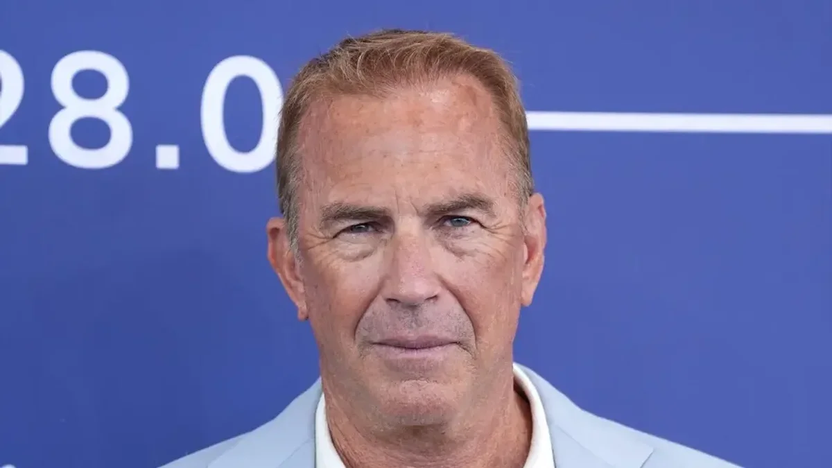 Una actriz doble de riesgo denunció a Kevin Costner tras filmar una escena de violación no guionada