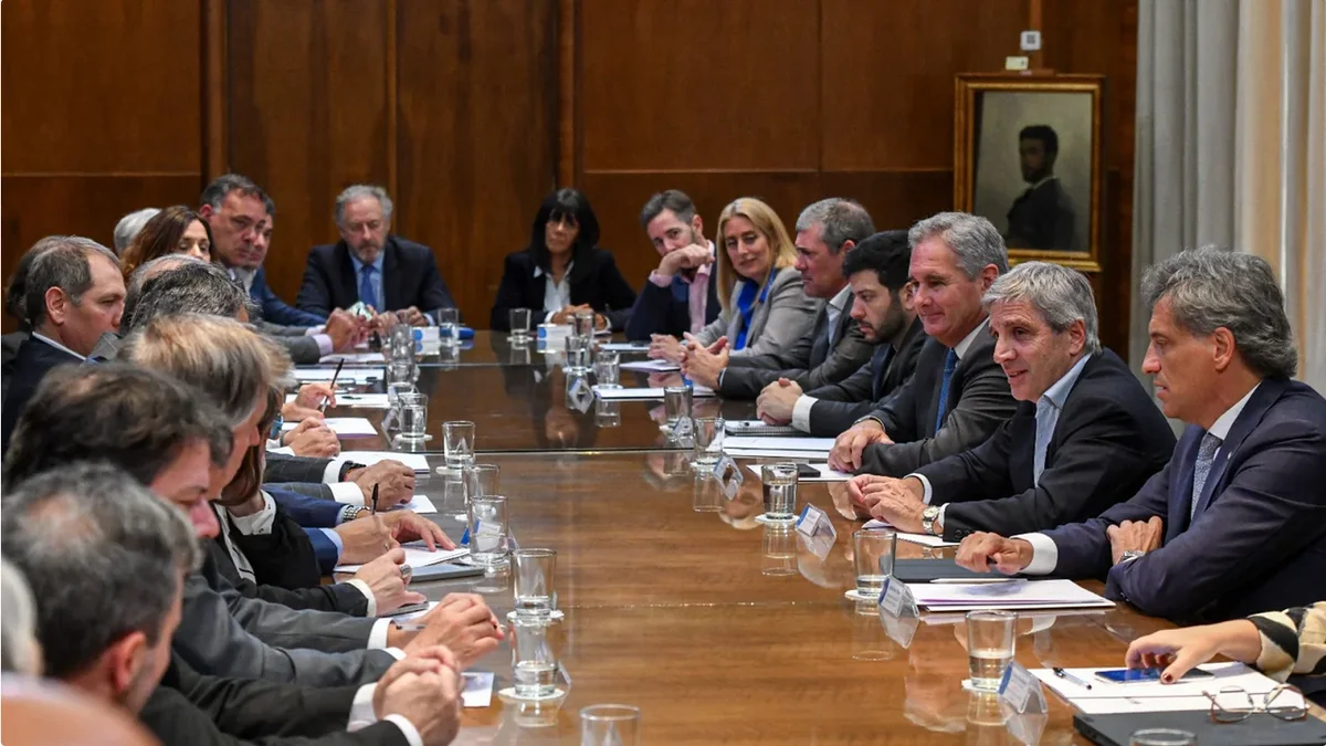 Caputo con empresarios: "La gente va a tener que decidir si quiere esto o quiere comunismo en 2027"