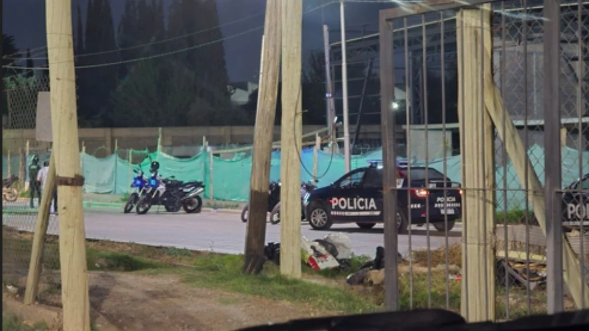 Accidente en Godoy Cruz: motochorro chocó contra un auto, voló por los aires y colisionó con otra moto