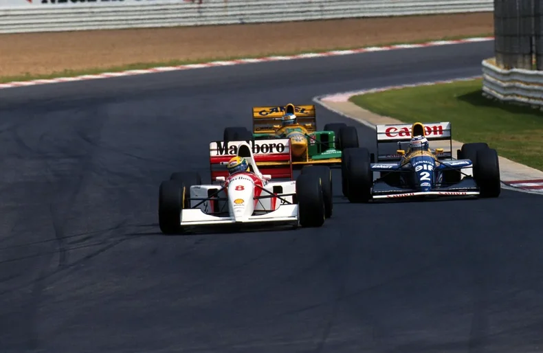 Senna en su McLaren, Prost en su invencible Williams y Schumacher sorprendiendo en Benetton.