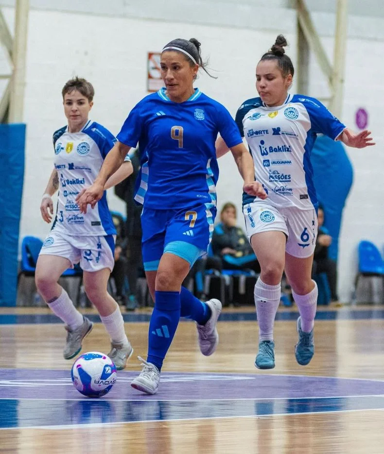 Argentina tiene rivales definidos para el Mundial de fútbol de salón femenino. Ana Ontiveros, Tamara Falconi, Mailén Romero y Cecilia Funes, las mendocinas que van por un lugar.