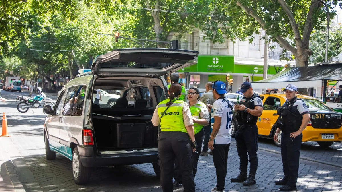 Una camioneta atropelló a una mujer en pleno centro mendocino