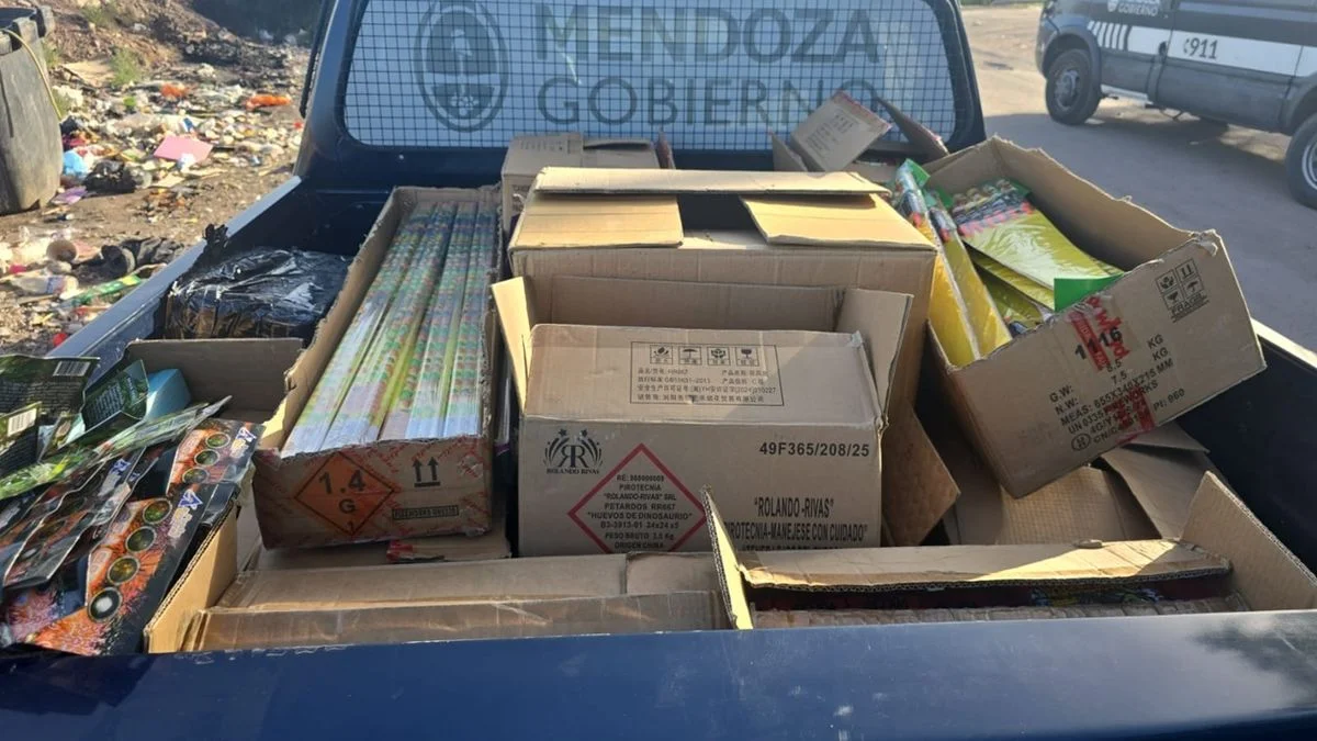 Secuestran 600 kilos de pirotecnia ilegal y más de 14 millones de pesos en efectivo en Guaymallén