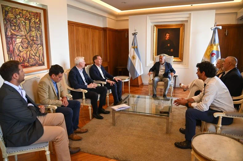 El gobernador Alfredo Cornejo junto al ministro del Interior, Diego Santilli; la vicegobernadora Hebe Casado y el intendente de San Carlos, adem&aacute;s de otros funcionarios.&nbsp;