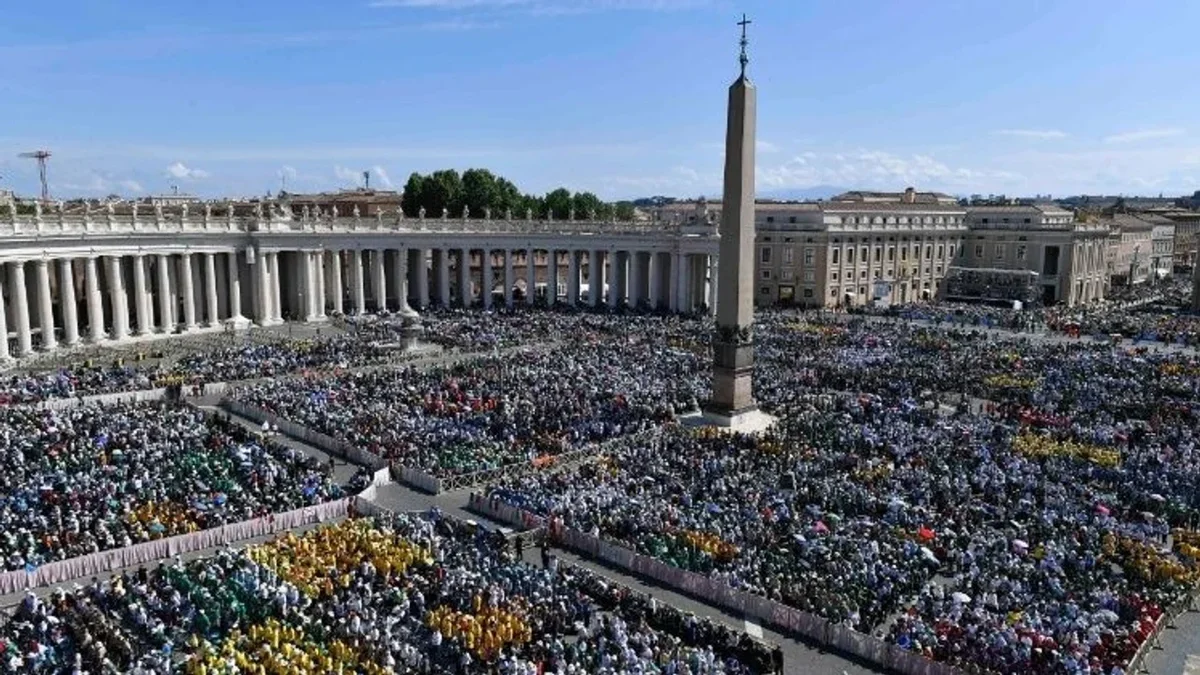 Una multitud desbordó la Plaza San Pedro en la misa de luto por el Papa