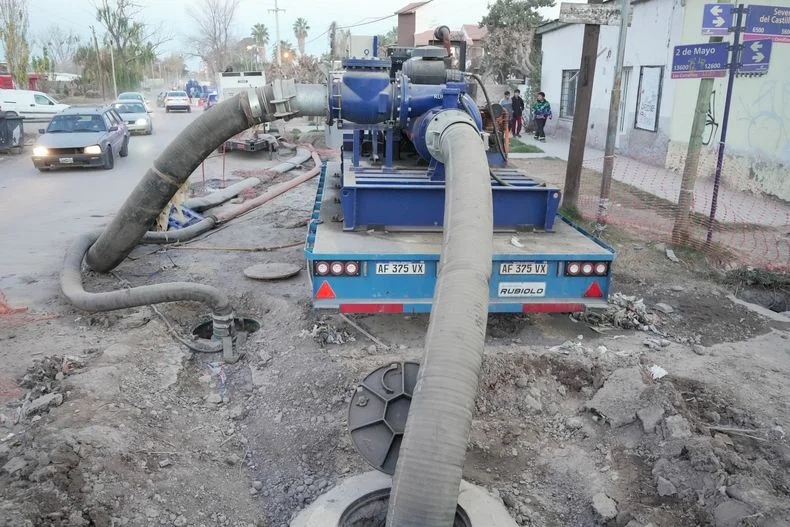 Vecinos de Los Corralitos aún conviven con el olor y el miedo tras el derrame cloacal