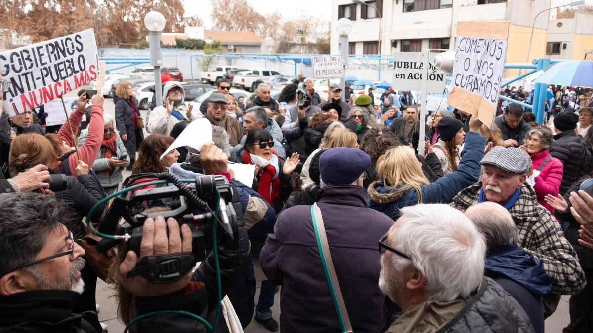 Los jubilados cumplen 100 rondas contra el ajuste y la persecución a la protesta en Mendoza