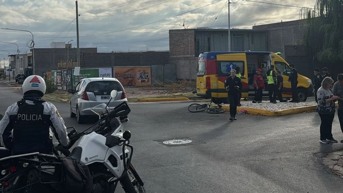 Un ciclista terminó hospitalizado tras un choque en una rotonda de Maipú