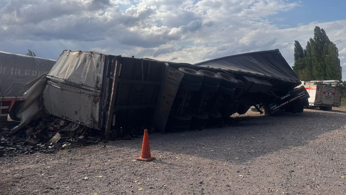 Encerró a un camión al esquivar un vehículo y provocó un vuelco en Ruta 40