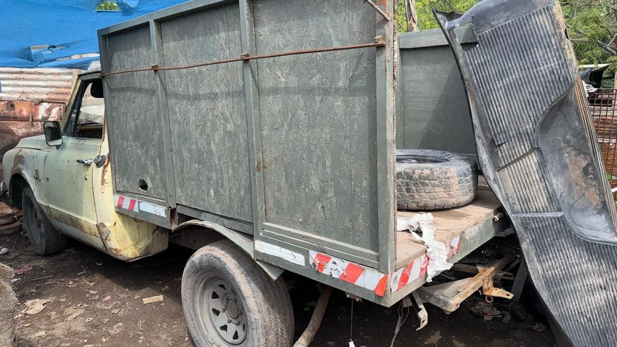 Hallaron un auto robado, motores y autopartes en un operativo policial en Campo Papa