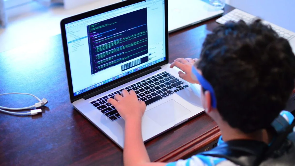 Talleres gratuitos de tecnología y creatividad para niños y adolescentes