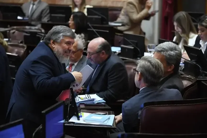 José Mayans preside el bloque del PJ en la cámara alta. 