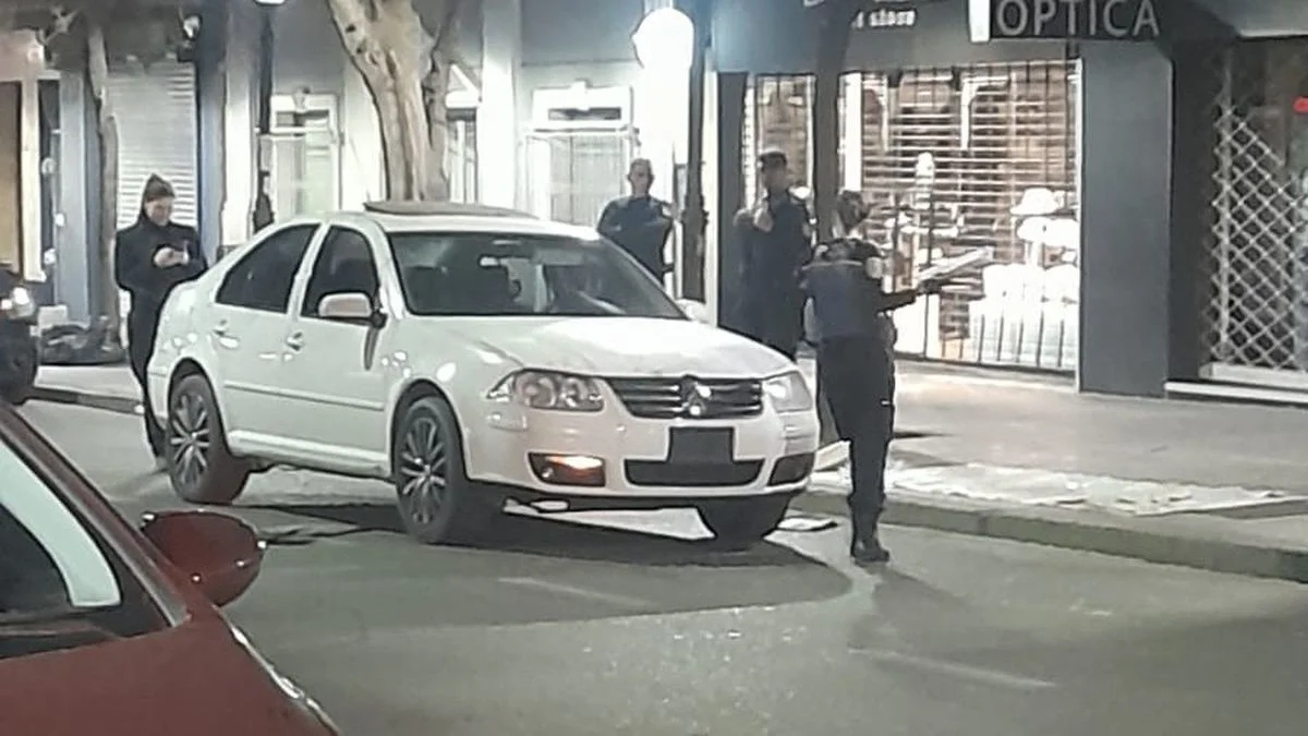 Intentaron robar en pleno centro, huyeron en un auto y tras una persecución detuvieron a uno de los ladrones