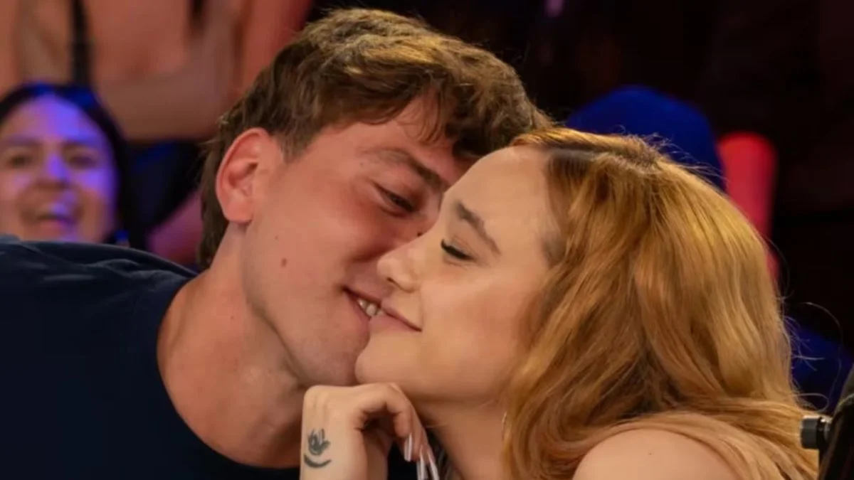Ángela Torres y Marcos Giles oficializaron su relación con un beso en vivo
