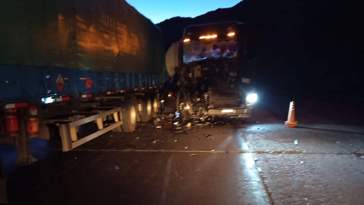 Aparatoso accidente entre dos camiones en el cruce a Chile